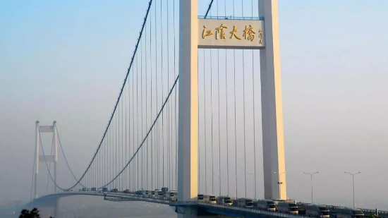 采用悬索桥设计方案，扬子江大桥主桥施工图设计启动咨询招标
